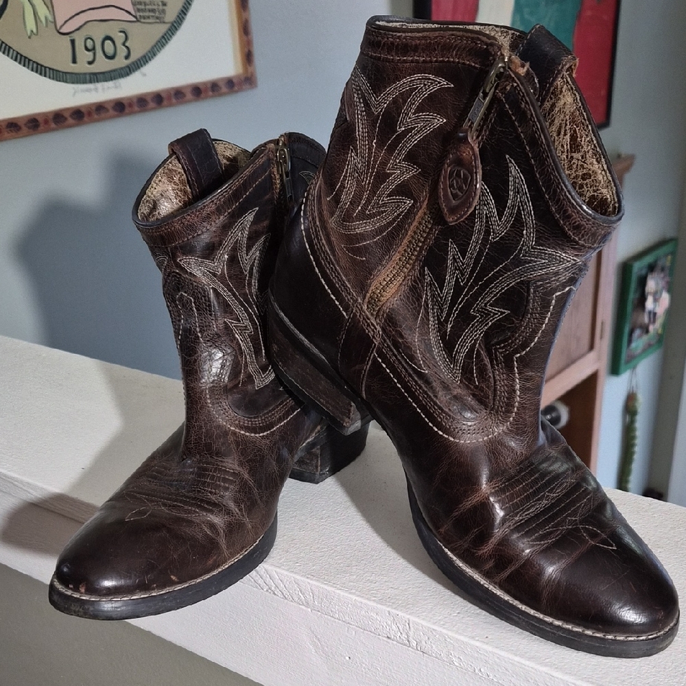 Ariat Brown Ankle Boots with Embroidered Design Ladies Sz 8.5 Distressed Leather